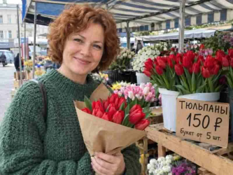 Исходник 800×600: женщина с букетом тюльпанов у прилавка с картонным ценником