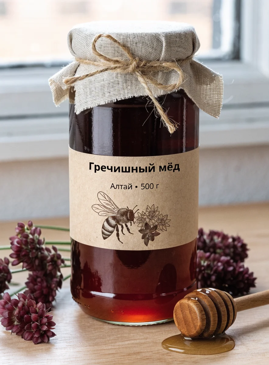 Высокая банка тёмного мёда под льняной крышкой, на крафтовой этикетке «Гречишный мёд», ниже «Алтай · 500 г» и рисунок пчелы