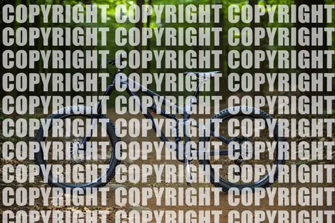 Надписи COPYRIGHT на фото велосипеда (до)