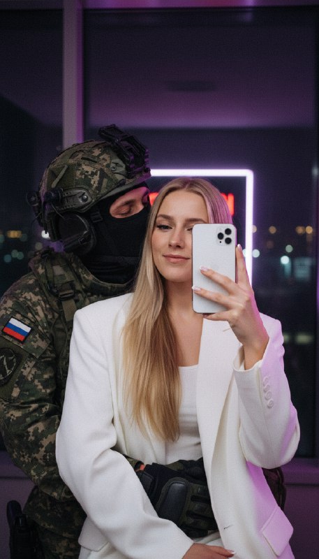 Пара на фоне ночного города