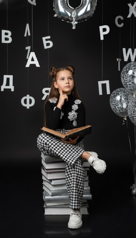Девочка с книгой на стопке